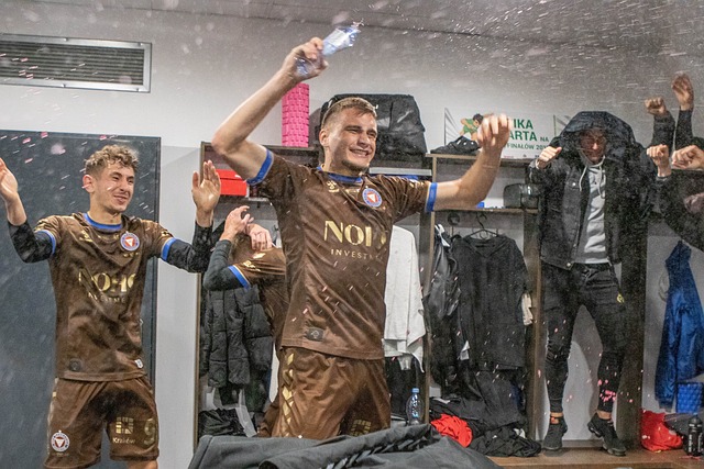 快船内线支柱祖巴茨再次砍下大号两双，轻松击败魔术内线？.